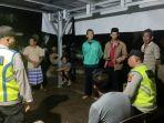 Anggota-Polsek-Cempaka-saat-di-rumah-duka-almarhumah-Plora-di-Desa-Harisan-Jaya.jpg