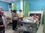 Anggota-Satlantas-Polres-OKU-melihat-korban-kecelakaan-yang-selamat.jpg