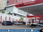Antrean-pertalite-kendaraan-roda-dua-dan-roda-empat-di-SPBU-DEMANG.jpg