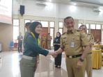 Asisten-1-Setda-Provinsi-Sumsel-Drs-Edward-Candra-MH-memberikan-ucapan-selamat.jpg