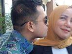 Aufar-terlihat-mencium-pipi-sang-istri-Olla-Ramlan.jpg