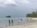 Beberapa-pengunjung-Pantai-Trikora-3-di-Desa-Malang-Rapat-Bintan-Kepulauan-Riau.jpg