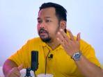 Bedu-saat-berbincang-dengan-Ayu-Ting-Ting.jpg