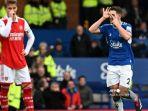 Bek-Everton-Inggris-James-Tarkowski-merayakan-setelah-mencetak-gol-ke-gawang-Arsenal.jpg