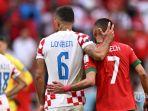 Bek-Kroasia-Dejan-Lovren-dan-gelandang-Maroko-Hakim-Ziyech-saling-menyapa.jpg