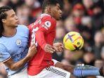 Bek-Manchester-City-Nathan-Ake-kiri-bersaing-dengan-striker-Manchester-United-Marcus-Rashford.jpg