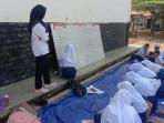 Belajar-di-Halaman-Sekolah.jpg