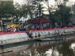 Belasan-Petugas-Bersihkan-Dinding-Sungai-Lambidaro-di-Taman-Sekanak.jpg