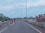 Puluhan Anak-anak Bermain di Akses Menuju Gerbang Tol Membahayakan Pengguna Jalan Tol