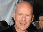 Bruce-Willis-dan-John-Travolta-saat-menghadiri-MTV-Movie-Awards-2007.jpg