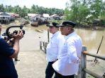 Bupati-Banyuasin-H-Askolani-dan-Wabup-H-Slamet-Somosentono-ketika-mengecek-jembatan.jpg
