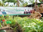 Bupati-Banyuasin-H-Hani-Syopiar-Rustam-melakukan-Gerakan-Tanam-Sayur-Penjabat.jpg