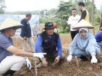 Bupati-PALI-Dr-Ir-H-Heri-Amalindo-MM-didampingi-petani-dan-Sekda-PALI-Kartika-Yanti.jpg