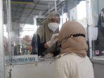 Calon-penumpang-saat-mengikuti-tes-PCR-di-Stasiun-Kertapati.jpg