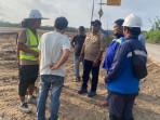 Ceceran Material Buat Jalan Nasional di Bayung Lencir Licin, Camat Instruksikan Perusahaan Bersihkan