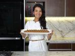 Chef-Farah-Quinn-saat-memperlihatkan-kue-delapan-jam-khas-Palembang.jpg