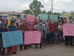 Desa-Pulai-Gading-Bayung-Lencir-melakukan-aksi-damai-di-Kantor-Camat-Bayung-Lencir.jpg