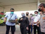 Direktur-Utama-PT-Pertamina-Nicke-Widyawati-bersama-Kapolda-Sumsel-Irjen-Toni-mengunjungi-SPBU.jpg