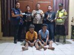 Dua-pelaku-perampokan-ketika-diamankan-oleh-tim-Elang-Kelabu-Unit-Reskrim-Polsek-Lalan.jpg