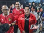 Erick-Thohir-menyerahkan-berkas-pencalonan-tersebut-di-Kantor-PSSI-GBK-Arena.jpg