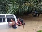 Detik-detik Petugas Damkar Musi Rawas Evakuasi Mobil Terendam Banjir