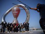 Fans-dari-Indonesia-berpose-di-depan-jam-hitung-mundur-turnamen-sepak-bola-Piala-Dunia-Qatar-2022.jpg