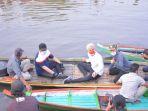 Ganjar-naik-perahu.jpg