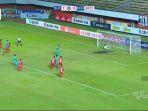 Gelandang-Madura-United-Beto-Goncalves-mencetak-gol-dari-titik-putih.jpg
