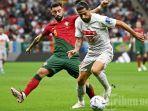 Gelandang-Portugal-Bruno-Fernandes-dan-bek-Swiss-Ricardo-Rodriguez-rebut-bola.jpg