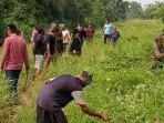 Gotong-royong-bersihkan-jalan-Sukosari-2.jpg