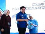 Gubernur-Herman-Deru-memberikan-bingkisan-kepada-anak-stunting.jpg