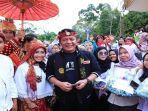 Gubernur-Sumsel-H-Herman-Deru-berada-ditengah-tengah-remaja-putri-Muratara.jpg