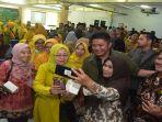 Gubernur-Sumsel-H-Herman-Deru-berfoto-selfi-usai-membuka-Pengkaderan.jpg