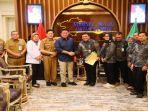 Gubernur-Sumsel-H-Herman-Deru-berjabat-tangan-dengan-Kepala-BBLK-Palembang-HM-Budi-Hidayat.jpg