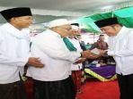 Gubernur-Sumsel-H-Herman-Deru-berjabat-tangan-dengan-salah-satu-ulama.jpg