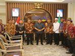 Gubernur-Sumsel-H-Herman-Deru-didampingi-pejabat-berfoto-bersama-panitia-Dharma.jpg