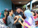 Gubernur-Sumsel-H-Herman-Deru-disambut-ibu-ibu-ketika-meninjau-banjir.jpg