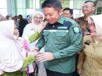 Gubernur-Sumsel-H-Herman-Deru-ketika-bersama-ibu-ibu.jpg