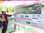 Gubernur-Sumsel-H-Herman-Deru-ketika-memperhatikan-rute-Jalan-Tol-Indralaya-Prabumulih.jpg