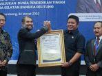 Gubernur-Sumsel-H-Herman-Deru-mendapat-penghargaan-dari-APTISI-Pusat.jpg