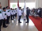 Gubernur-Sumsel-H-Herman-Deru-menyerahkan-bendera-Pordasi-kepada-Ketua-Ahmad-Wazir-Noviadi.jpg