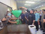 Gubernur-Sumsel-H-Herman-Deru-saat-mengisikan-kopi-di-pabrik.jpg