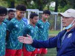 Head-coach-Liestiadi-memberikan-pengarahan-dengan-skuat-tim-Sriwijaya-FC.jpg