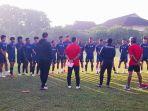 Head-coach-Muhammad-Yusup-Prasetyo-alias-coach-Yoyo-didampingi-staf-pelatih-Sriwijaya-FC.jpg