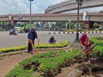 Herlina-Febri-dan-Nellaliana-merawat-bunga-bunga-di-Taman-Kota-Simpang-Bandara-Emas-Palembang2.jpg