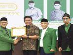 Herman-Deru-diberi-penghargaan-berupa-sertifikat-Anugerah.jpg