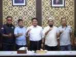 Herman-deru-temui-suporter-Sriwijaya-FC.jpg
