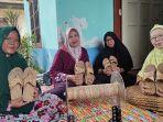 Ibu-ibu-yang-tergabung-di-Bank-Sampah-KGS-menunjukkan-kerjain-sandal-dari-eceng-gondok.jpg