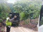Jalan-di-Desa-Seguring-Kecamatan-Tebing-Tinggi-yang-sempat-tertutup-akibat-longsor-udai-hujan-deras.jpg