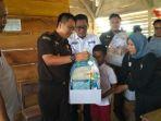 Kajari-Muba-Roy-Riadi-SH-MH-ketika-memberikan-bantuan-alat-tulis.jpg